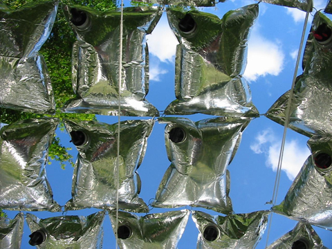 Installatie van wijnzakken , lonneker, 2010.jpg