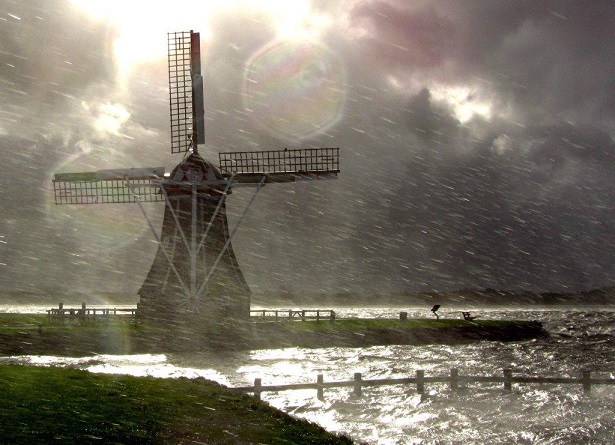 lekker weer! Molen de Helper aan het Paterswoldse Meer tijdens windkracht 11.jpg