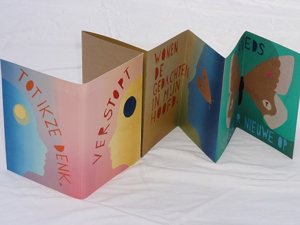 ‘Verstopt’ handgemaakt boek in sjabloondruk (leporello) 16 bij 21 cm totale lengte  96 cm.jpg