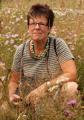 joke in een bloemenweide.jpg