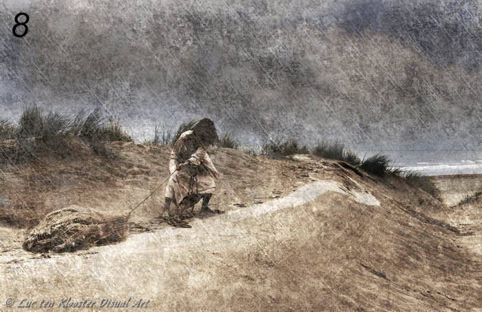 De legende van Rixt van het Oerd volgens Luc ten Klooster. Rixt sleept met haar strandjuttersbuit door de duinen.