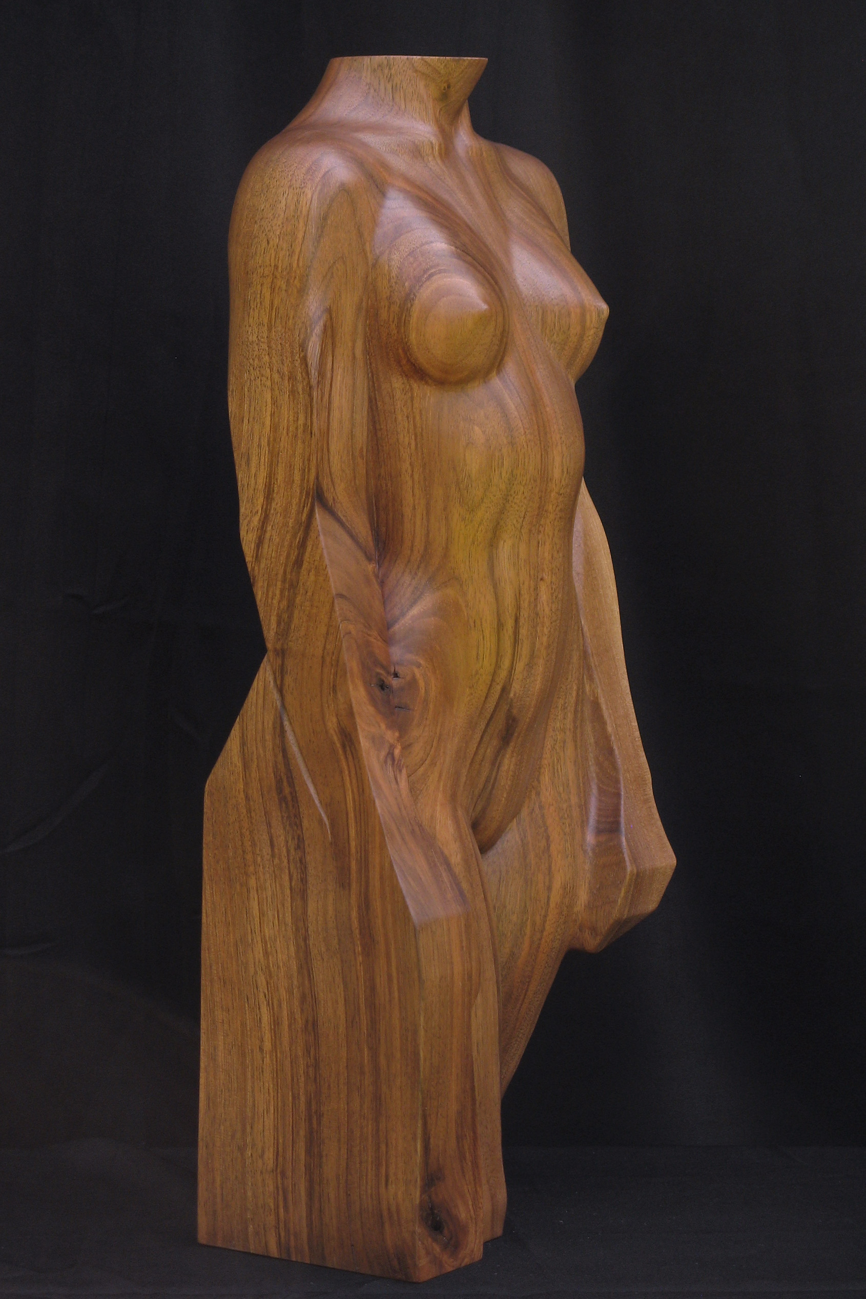 Wood Nymph III - vrouwelijke tors in notenhout - voorzijde links