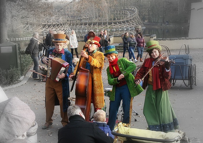 Efteling Kaatsheuvel Gert de Goede rollercoaster band orkest optreden straatartiesten muziek kleurrijk kostuums 