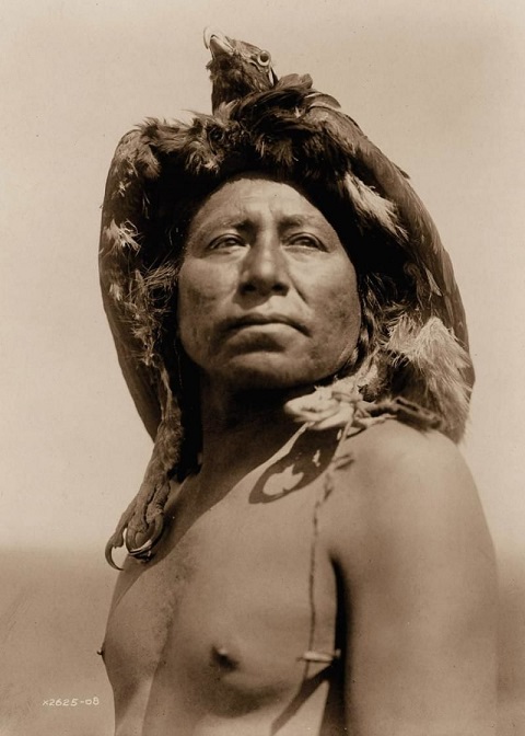 Een sjamaan van de Apsaroke-stam in 1908