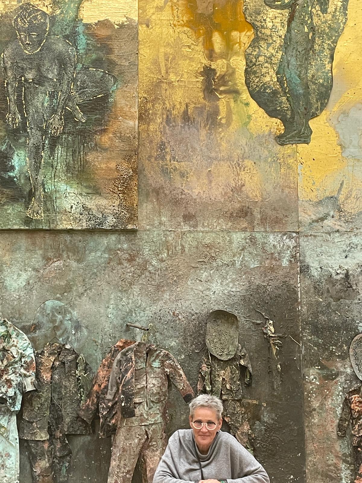 Liesbet Optendrees bij een werk van Anselm Kiefer