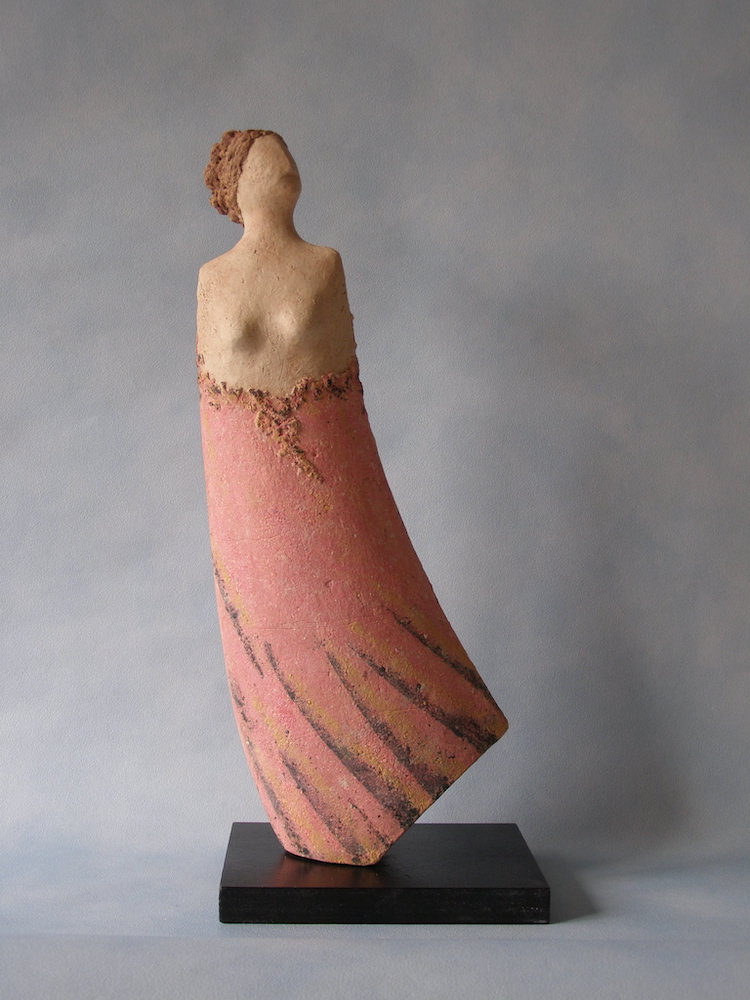 Dancing (2018),steengoedklei, gedecoreerd met gekleurde kleislibs en ijzeroxide
- Lottie de Bruijn