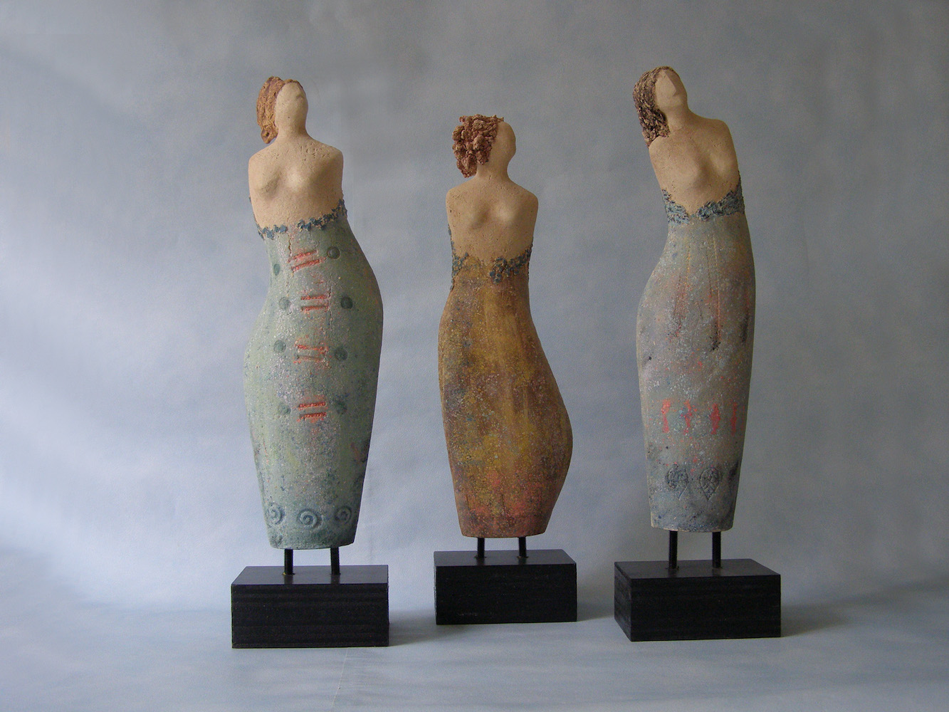 Drie vriendinnen (2018),steengoedklei, gedecoreerd met gekleurde kleislibs en ijzeroxide
- Lottie de Bruijn