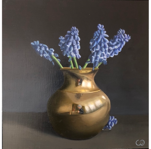 Messing vaasje met blauwe druifjes - Wil van Gemert